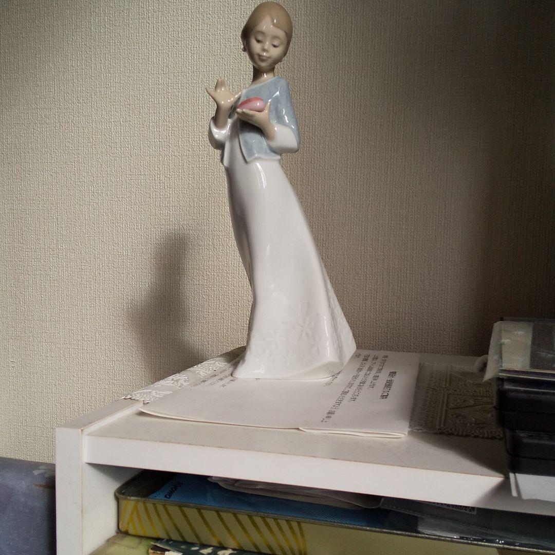 NAO陶磁器製フィギュリン