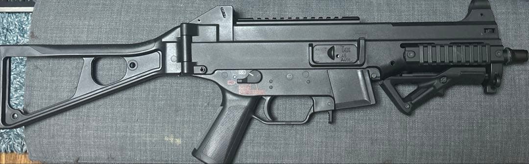 東京マルイ　UMP45ガスブロブラック サイレンサーとフォアグリップ付き