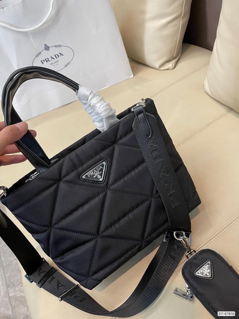 国内即発ノベルティ　ハンドバッグです　ブラック　バッグ