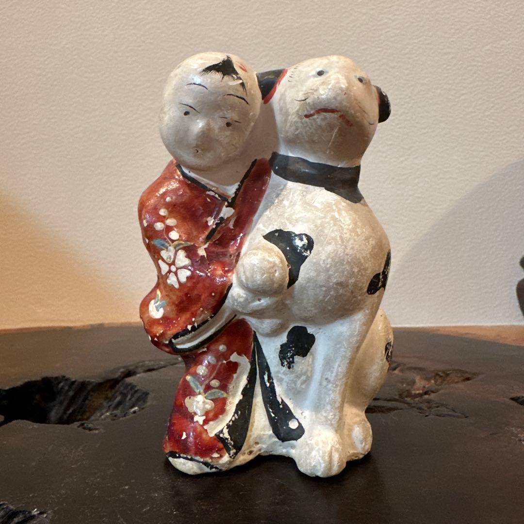犬と子どもの置物
