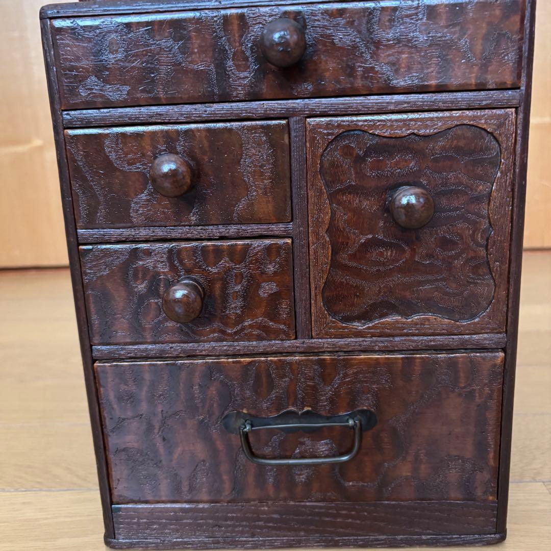 アンティークの木製の裁縫箱