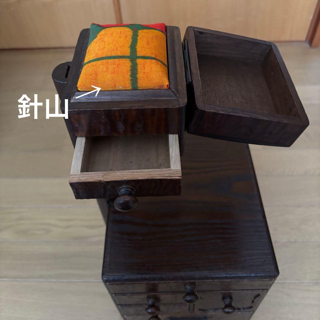 アンティークの木製の裁縫箱