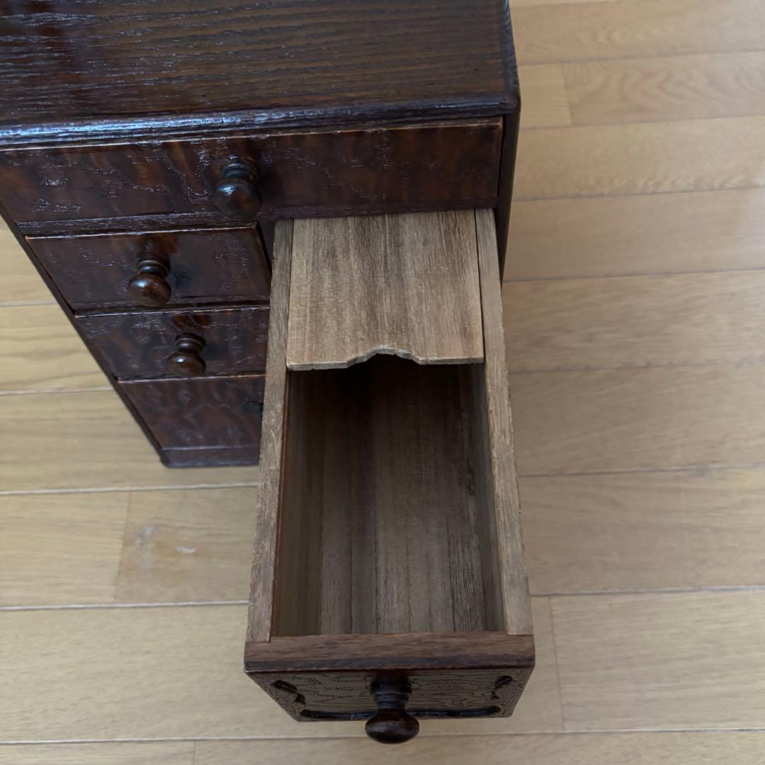 アンティークの木製の裁縫箱