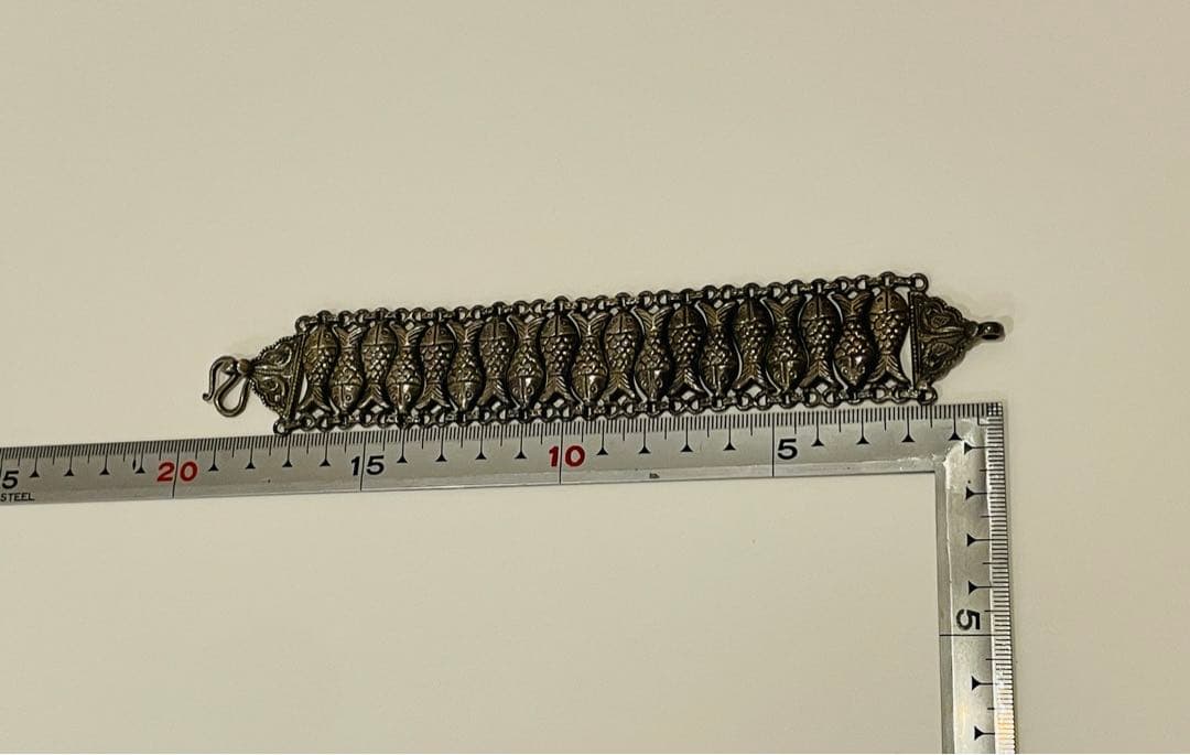 連なる魚たちのブレスレット　アンティーク