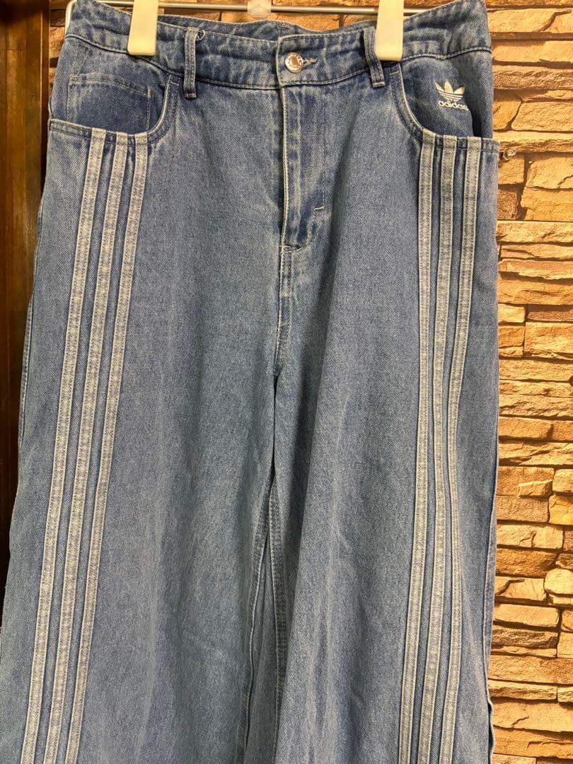 adidas ライトブルーワイドレッグデニム