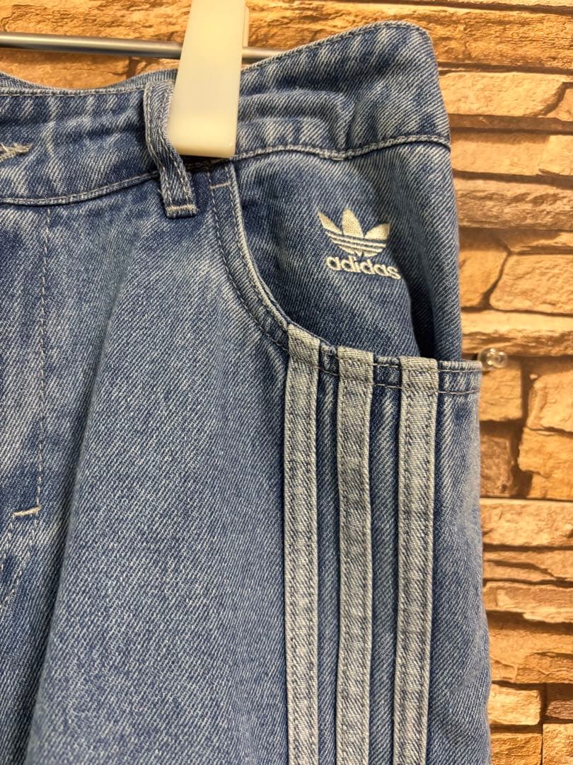 adidas ライトブルーワイドレッグデニム