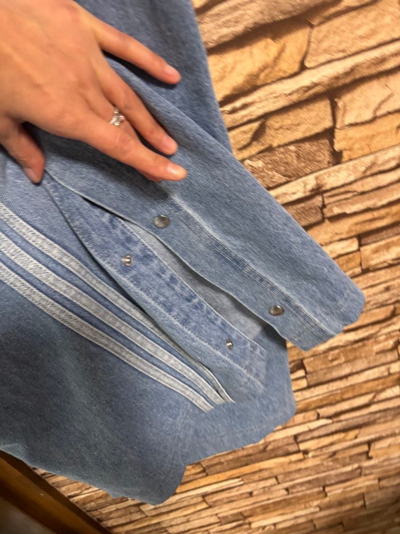 adidas ライトブルーワイドレッグデニム