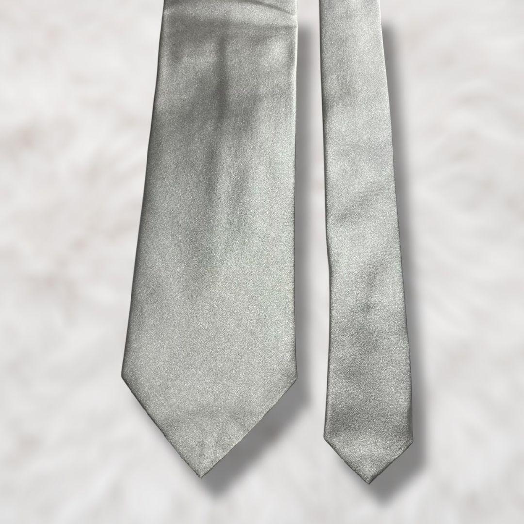 【未使用級✨】エルメネジルドゼニア 無地 ソリッドタイ シルバー 光沢 ネクタイ