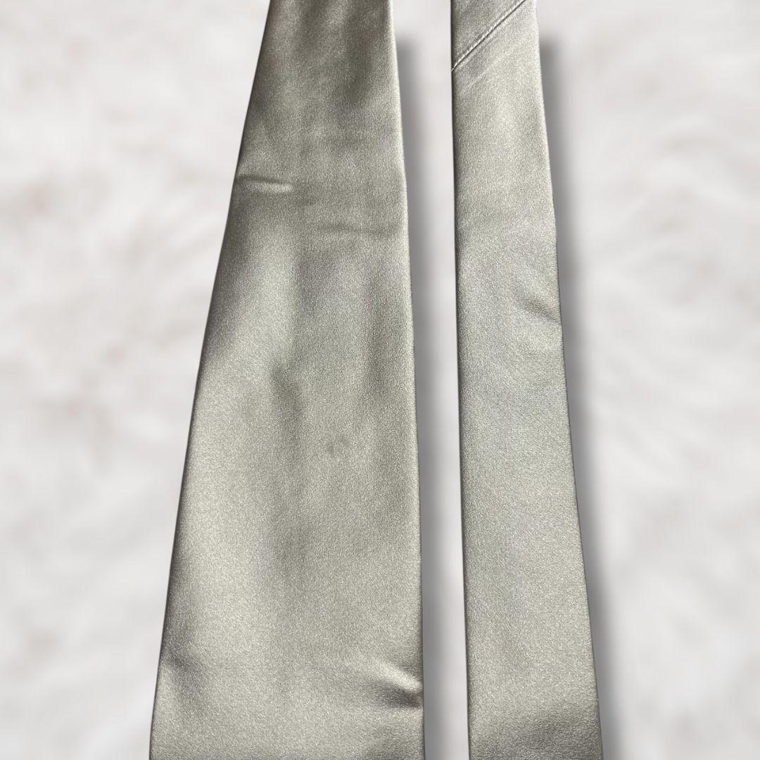 【未使用級✨】エルメネジルドゼニア 無地 ソリッドタイ シルバー 光沢 ネクタイ