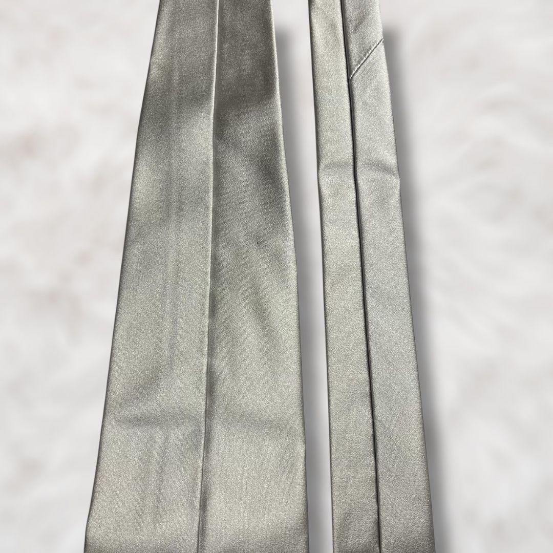 【未使用級✨】エルメネジルドゼニア 無地 ソリッドタイ シルバー 光沢 ネクタイ