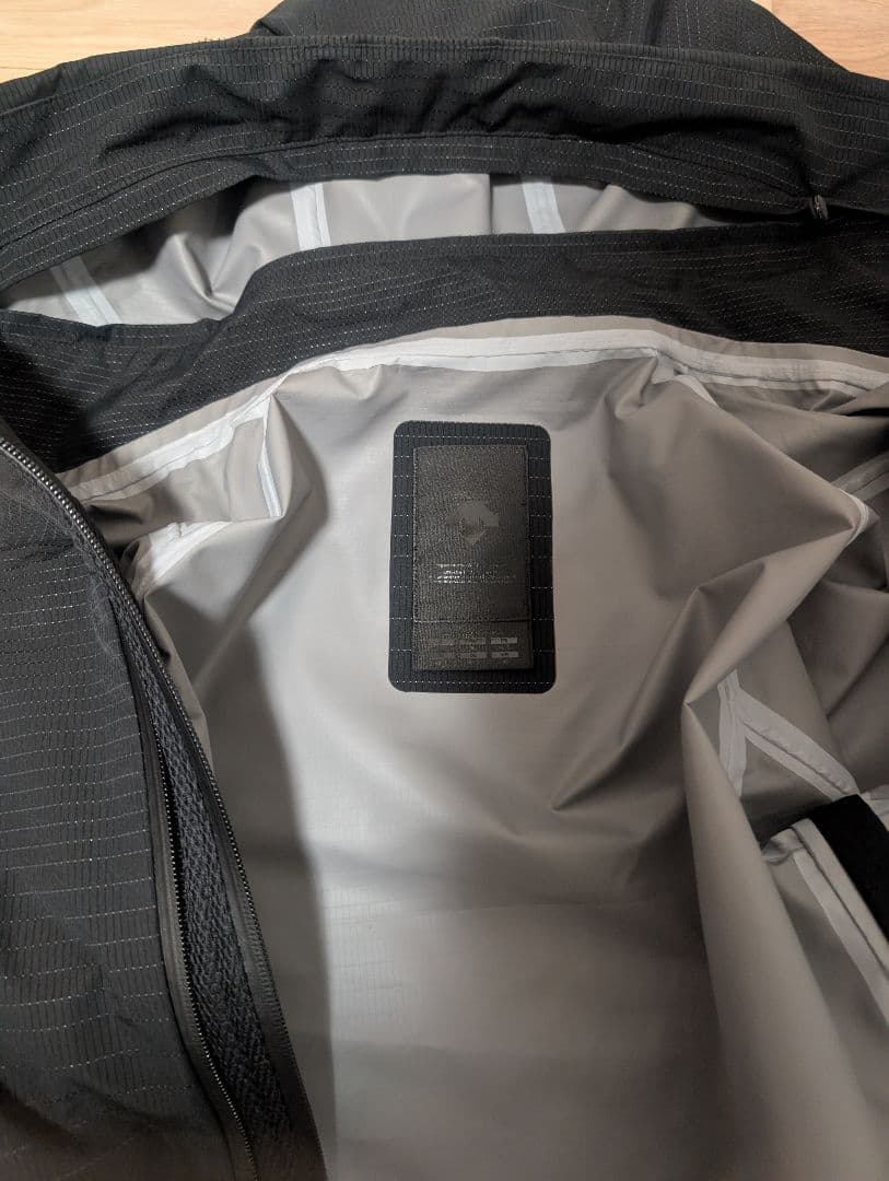 デサント　SCHEMATECH ACTIVE SHELL JACKET