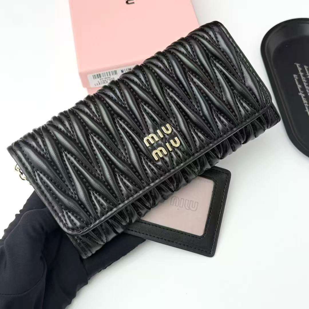 miumiu マテラッセ 二つ折り財布 ブラック