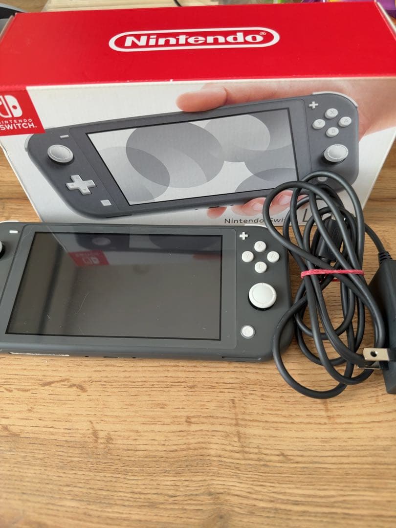 Switchライト(本体、充電器、箱付) 任天堂　中古