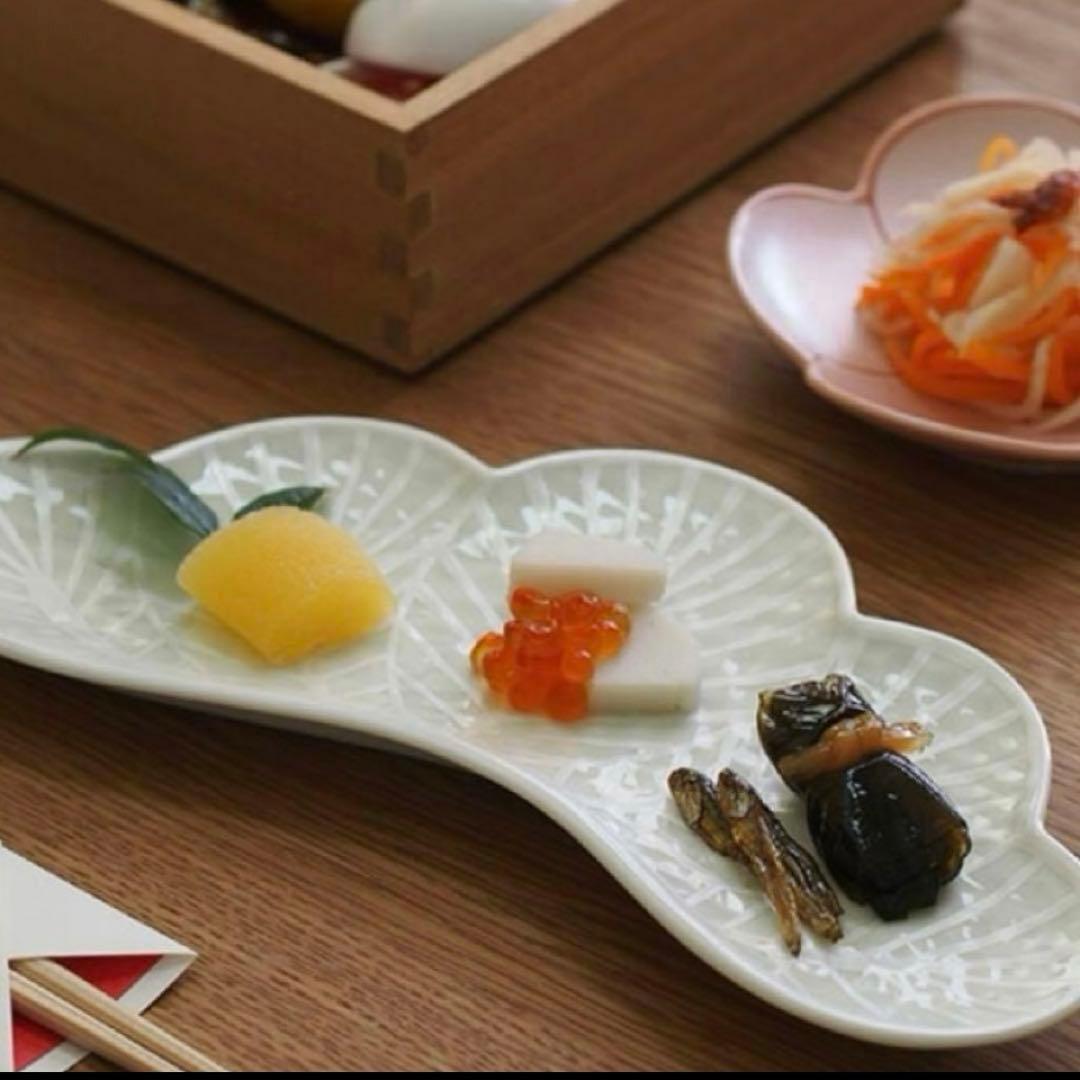 【新品】【大人気】有田焼幸楽窯　錦銀松葉形前菜皿　縁起物