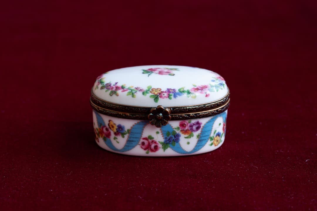 LIMOGES FRANCE　ピルケース　ルイ１６世様式　ガーランド模様