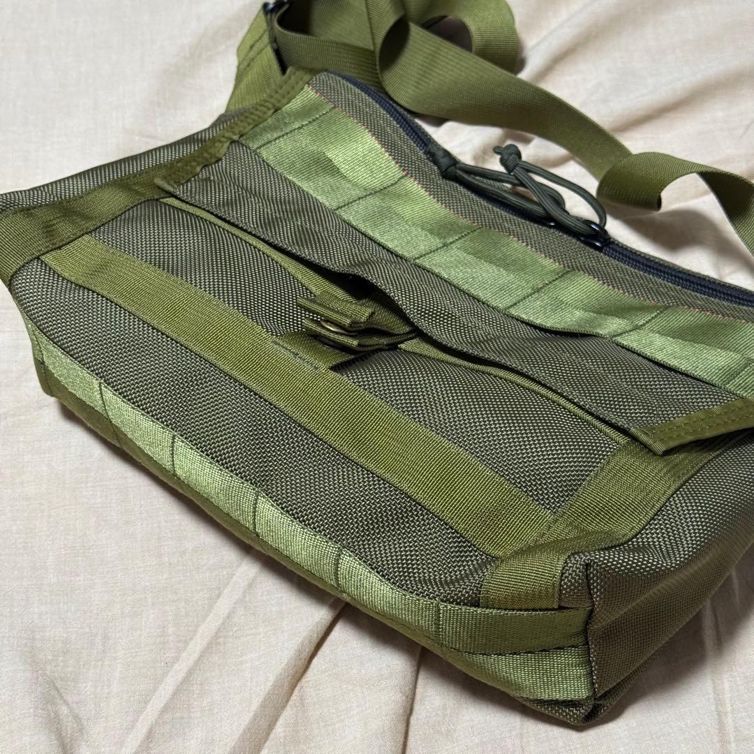 Beams x BRIEFING FLEET MESSENGER BAG カーキ