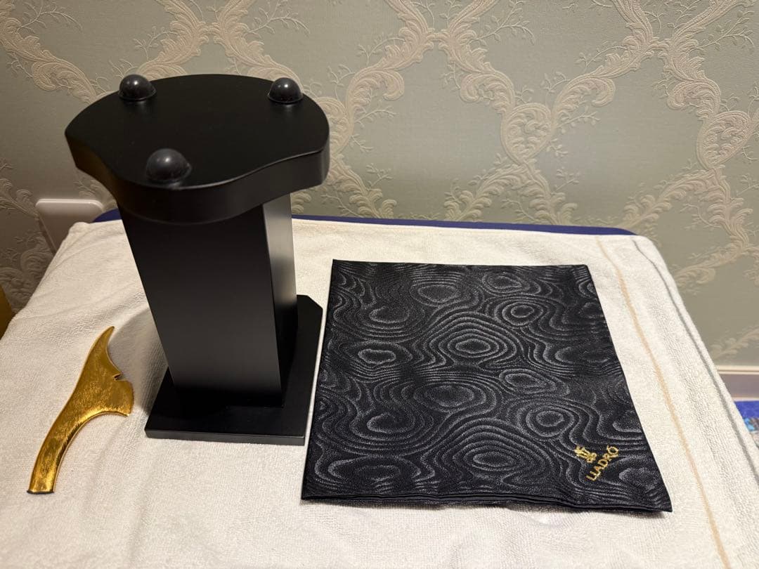 リヤドロ　兜　節句に　ガラスケース付き　難あり　価格交渉OK