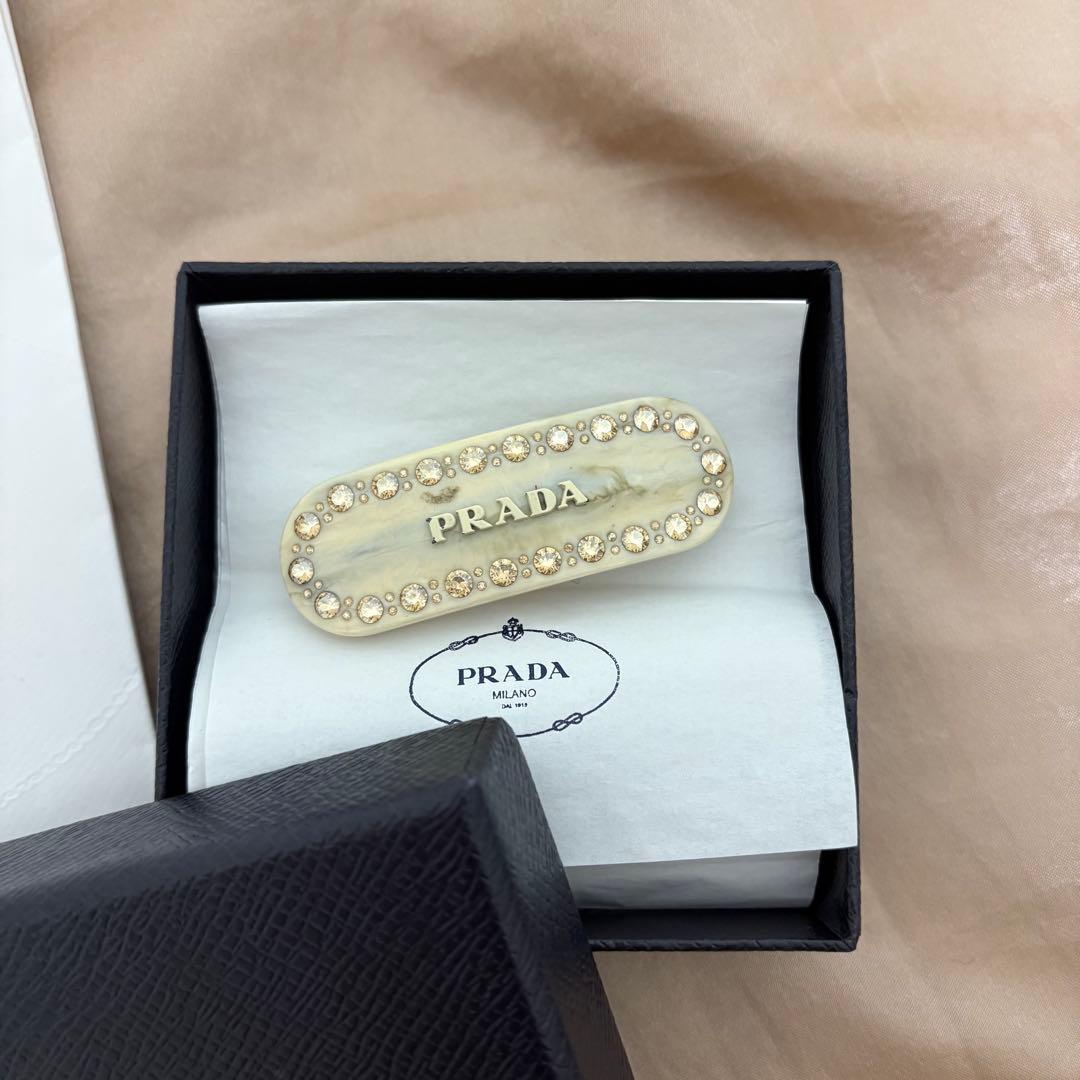 PRADA アイボリー ストーン付きバレッタ