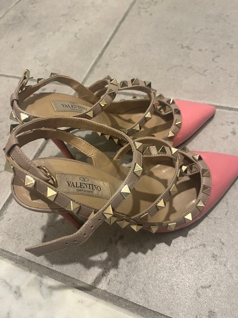 VALENTINO スタッズ付きピンクハイヒール