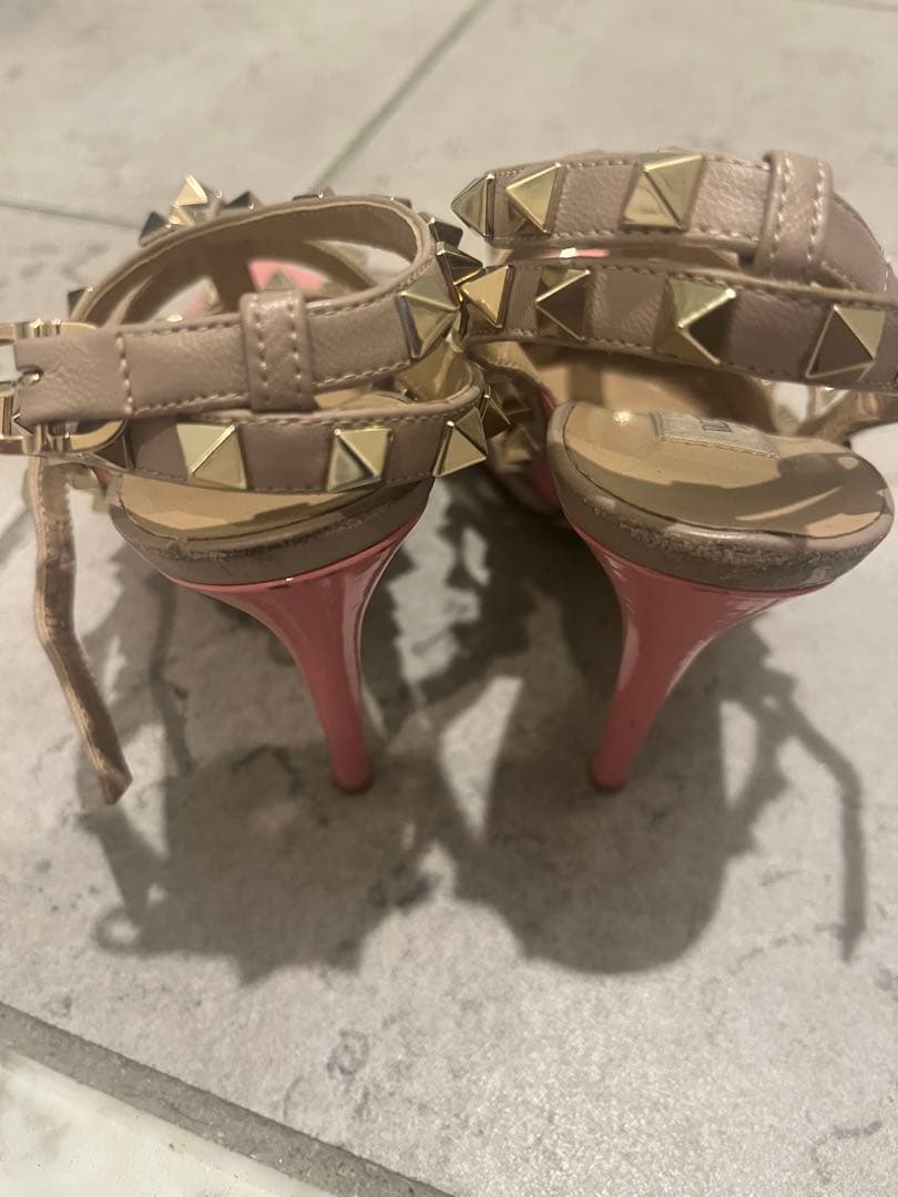 VALENTINO スタッズ付きピンクハイヒール