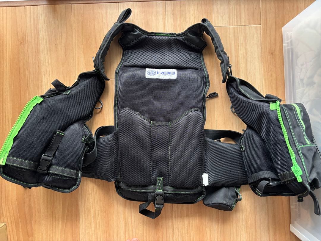 リバレイ RBBフィッシングベスト ブラック/グリーン