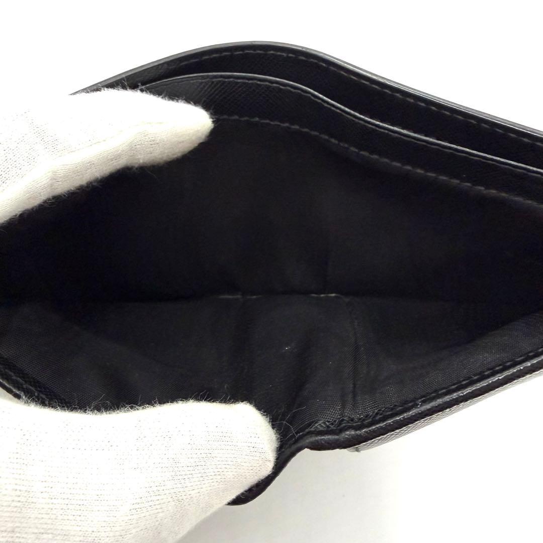 PRADA 二つ折り財布 ブラック　サフィアーノレザー　ロゴ入り　イタリア製