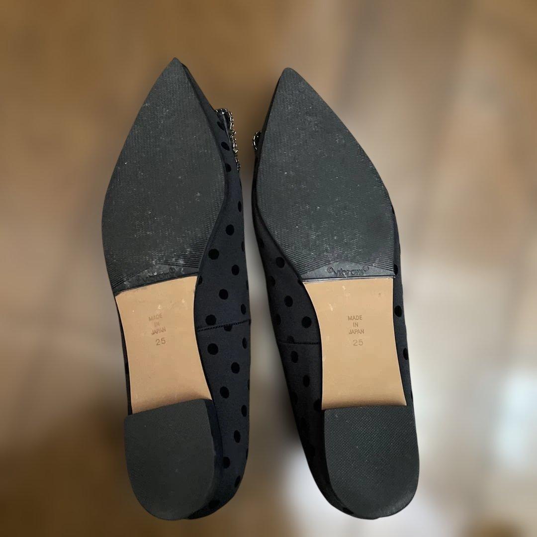 OHGA ビジュー付き黒ポインテッドトゥシューズ