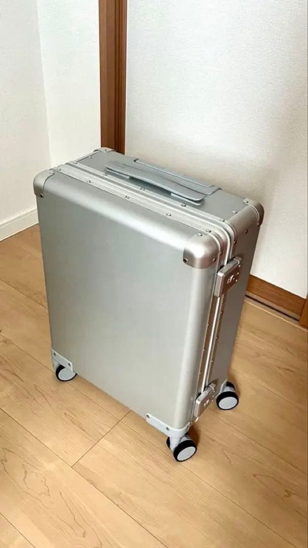 Magne 世界最軽量 金属スーツケース