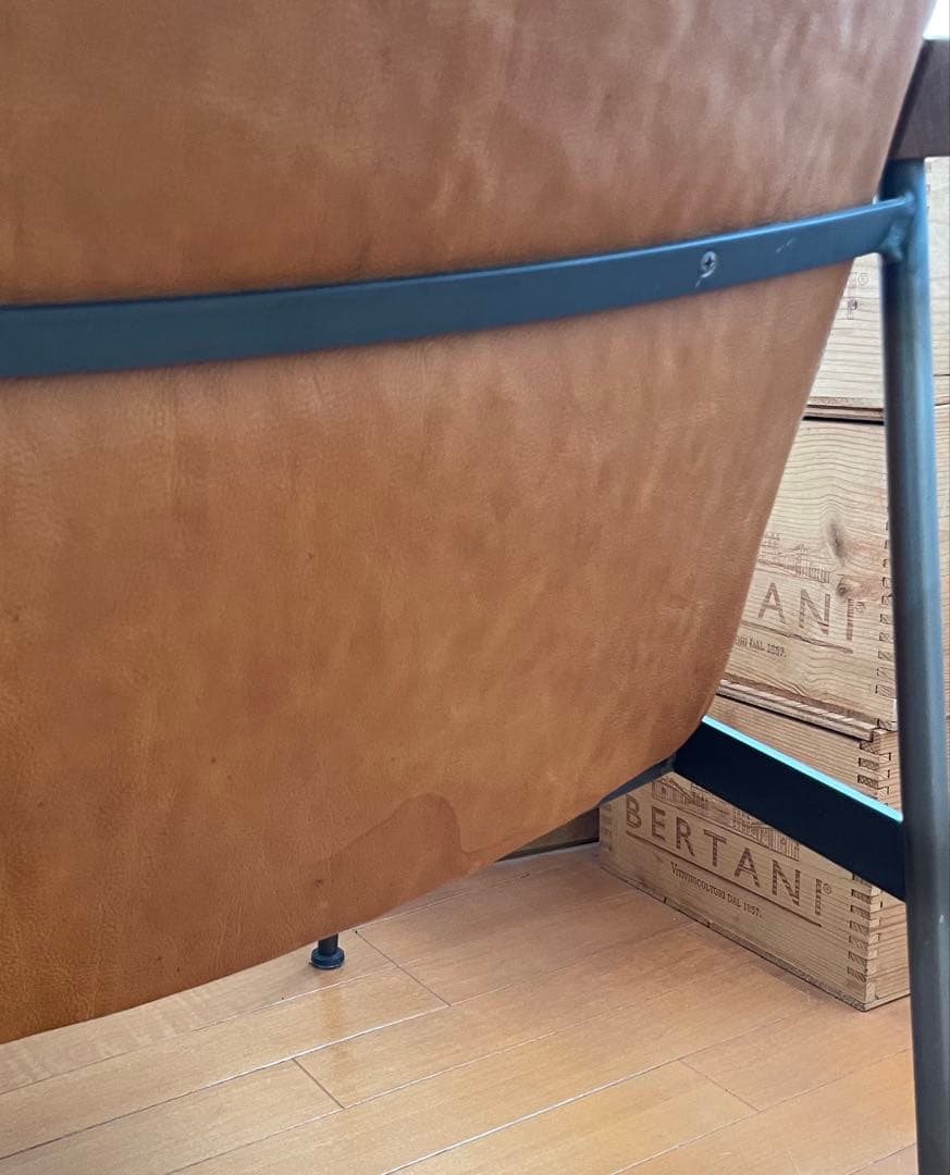 トラックファニチャー FURROWEDレザー アームチェア　1人掛けソファ