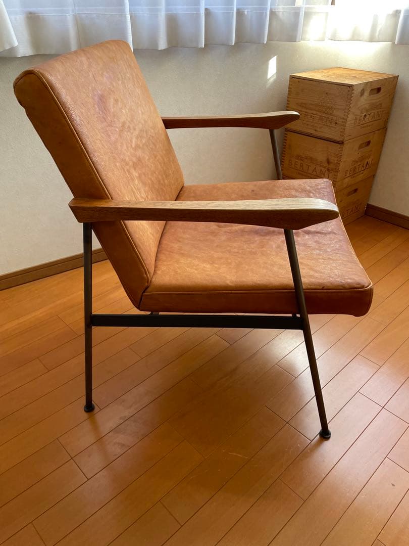 トラックファニチャー FURROWEDレザー アームチェア　1人掛けソファ