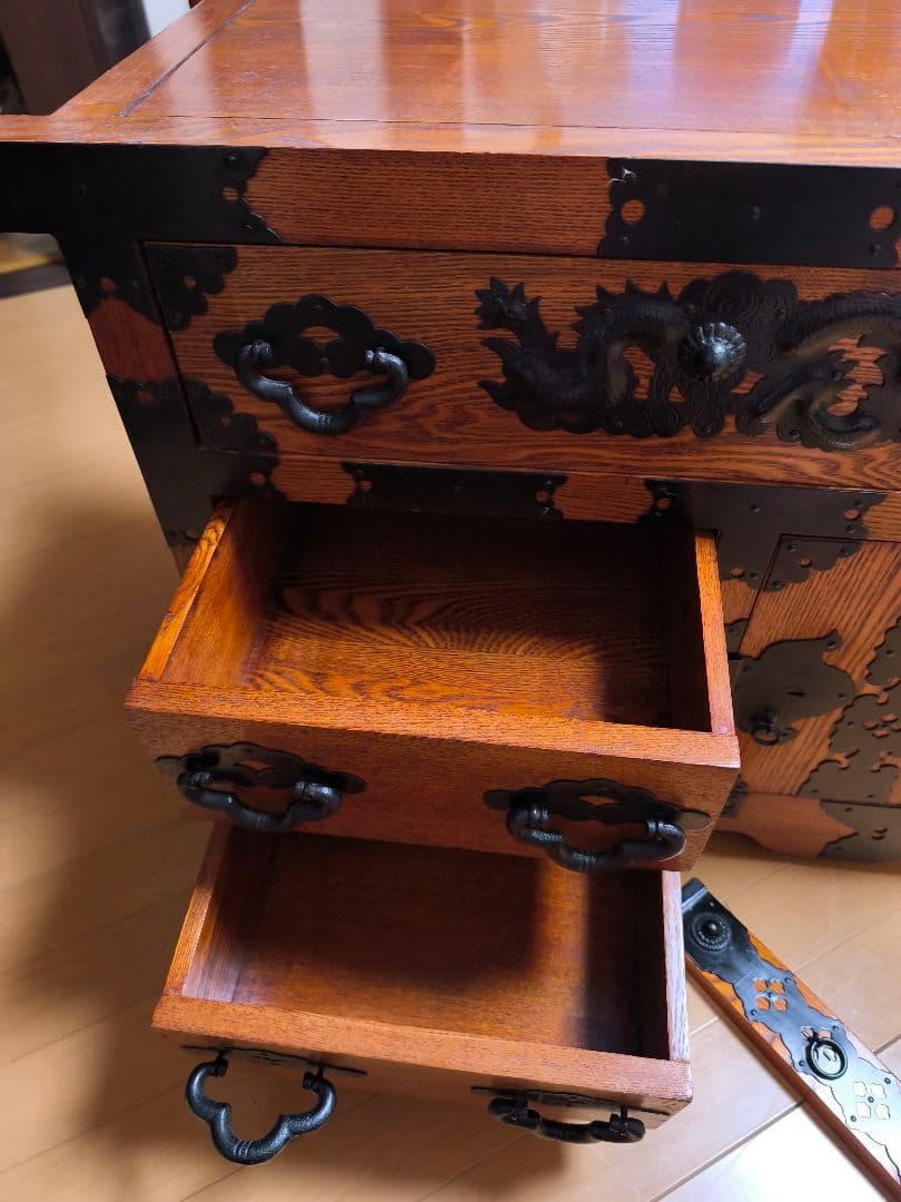 伝統的な木製　車箪笥　民芸家具