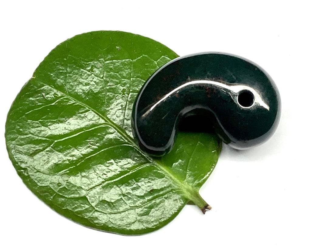 ✳摩訶不思議な力　特大出雲石勾玉【碧玉】赤い鉄分浮かぶ濃厚な結晶　鑑別書付‼️