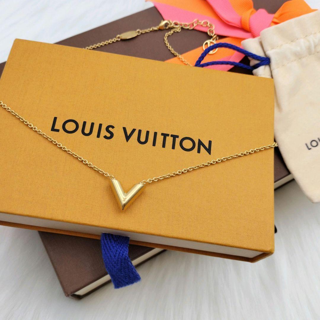 極美品 ゴールド V字型ネックレス 新品同様cc