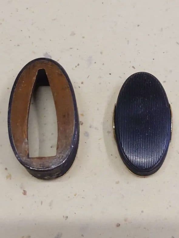 縁頭、赤銅地に筋模様、入れ子