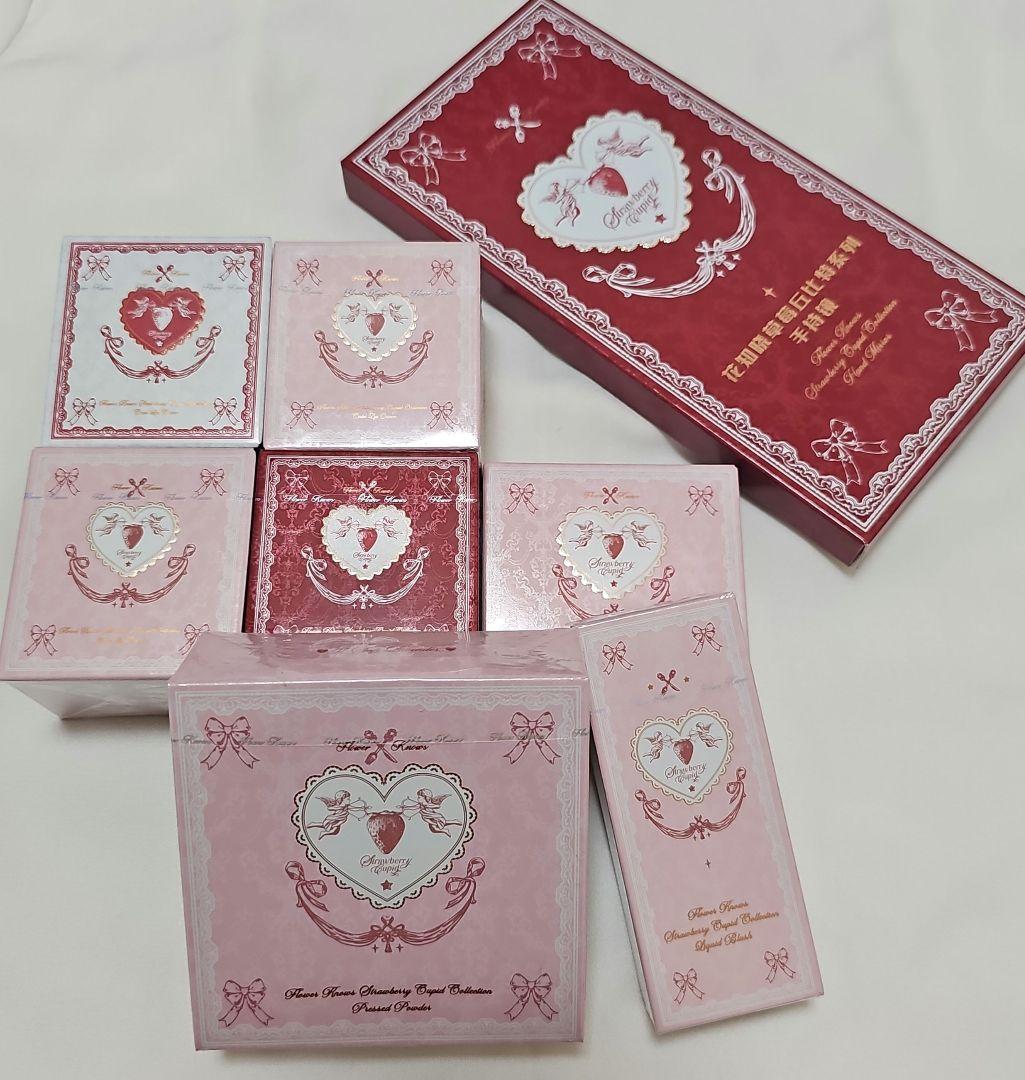 ストロベリーキューピッド リップ５点、鏡、チークとパフ、パウダーの９点