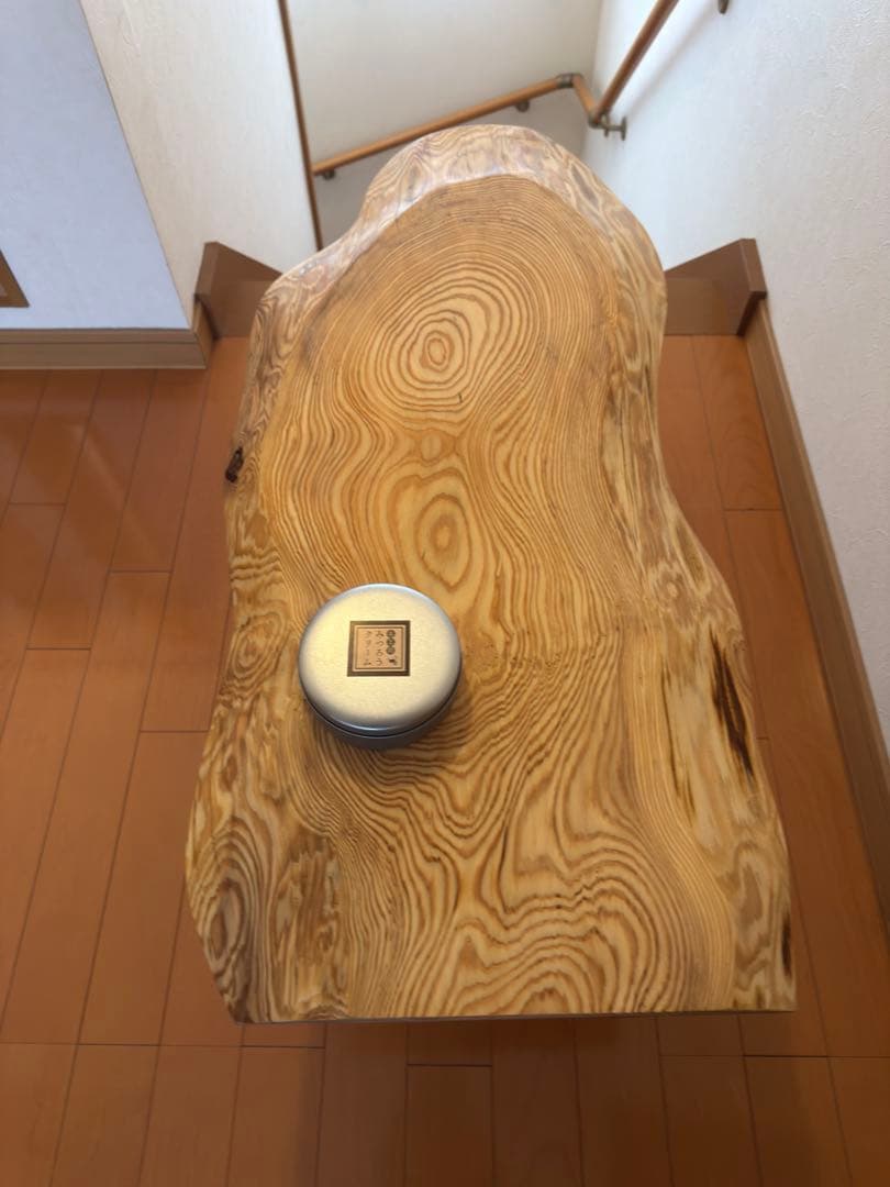 天然杉一枚板極美杢目、自然な曲線型センターテーブル 蜜蝋クリーム仕上げ‼️