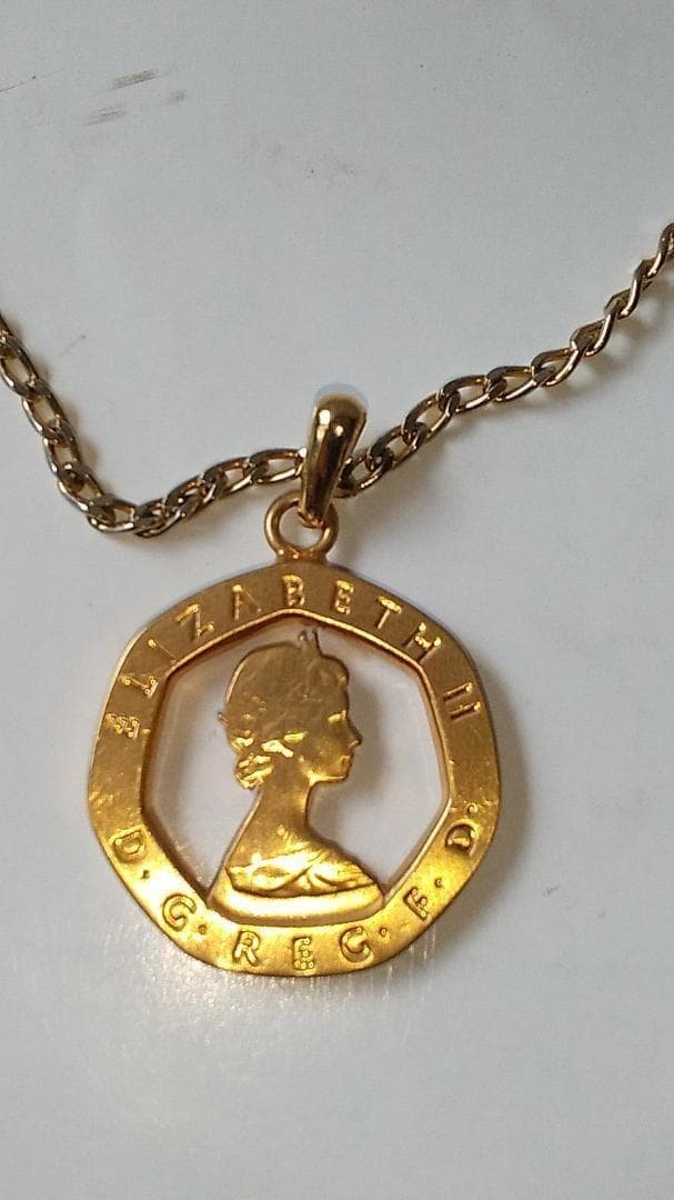 エリザベス2世 カットアウト ペンダントトップ ネックレスK18GF 美品