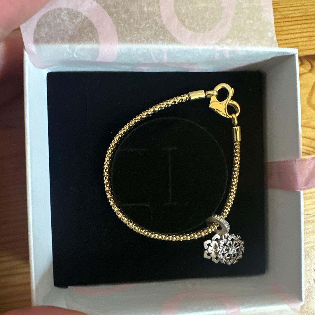 Pandora 雪の結晶チャーム付き14Kイエローゴールドブレスレット