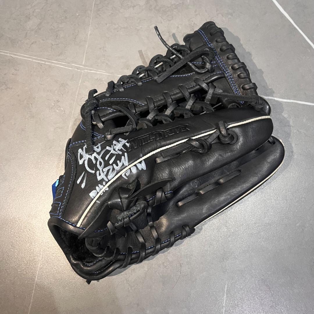 つ*い様 MY グローブ　サイン入り【撮影で使用】