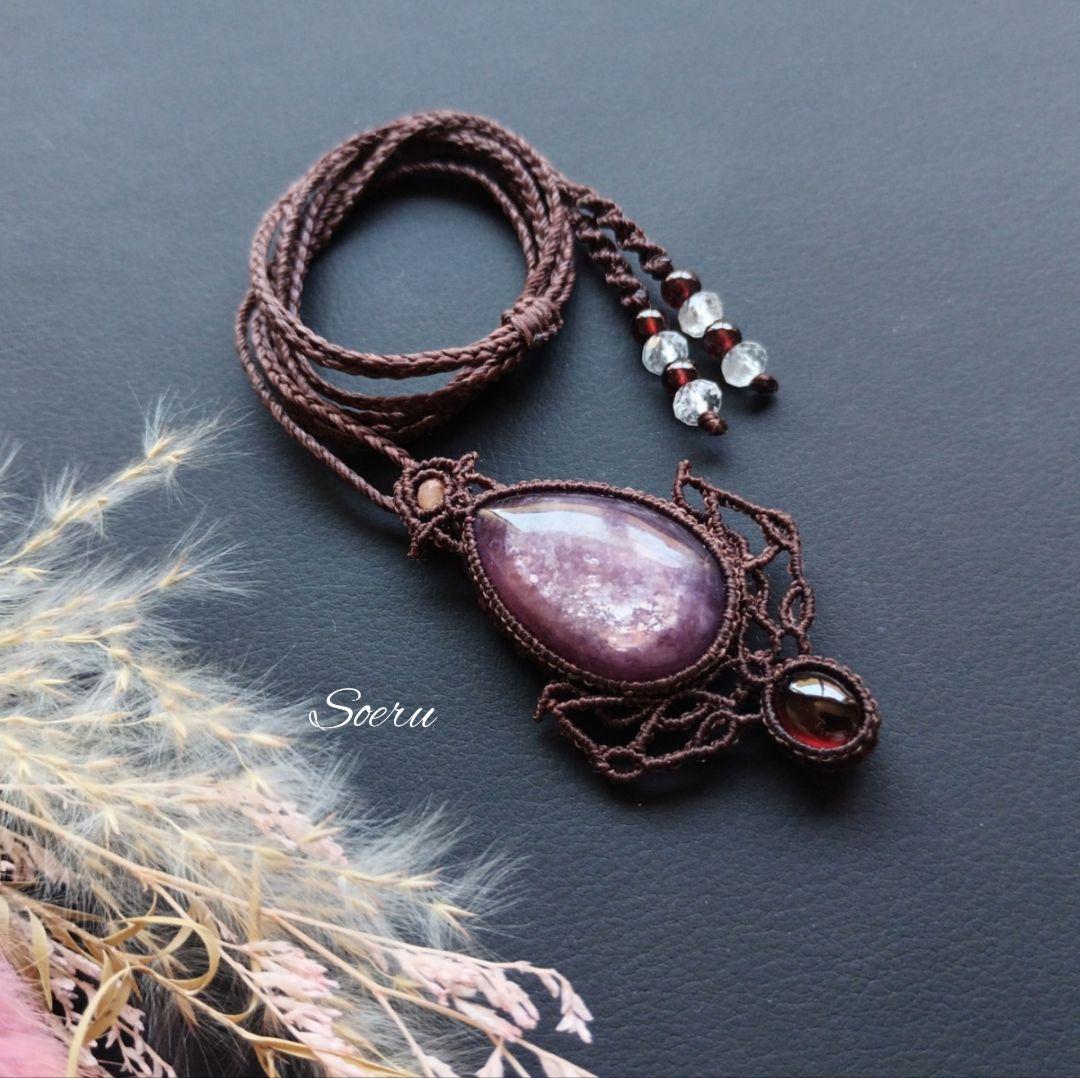 レピドライト＆ガーネットのマクラメ編みネックレス　ペンダント　天然石