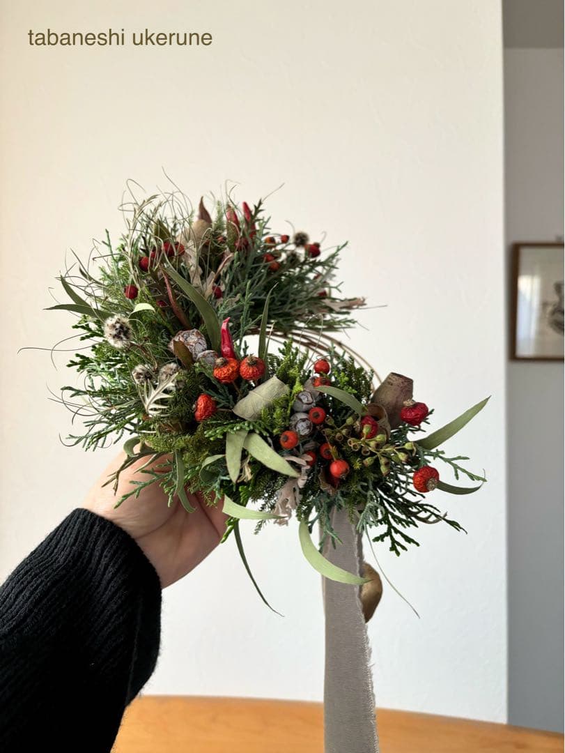 野バラの実やベルギーナッツを紡いだ　ベル付き　三日月　クリスマス　リース