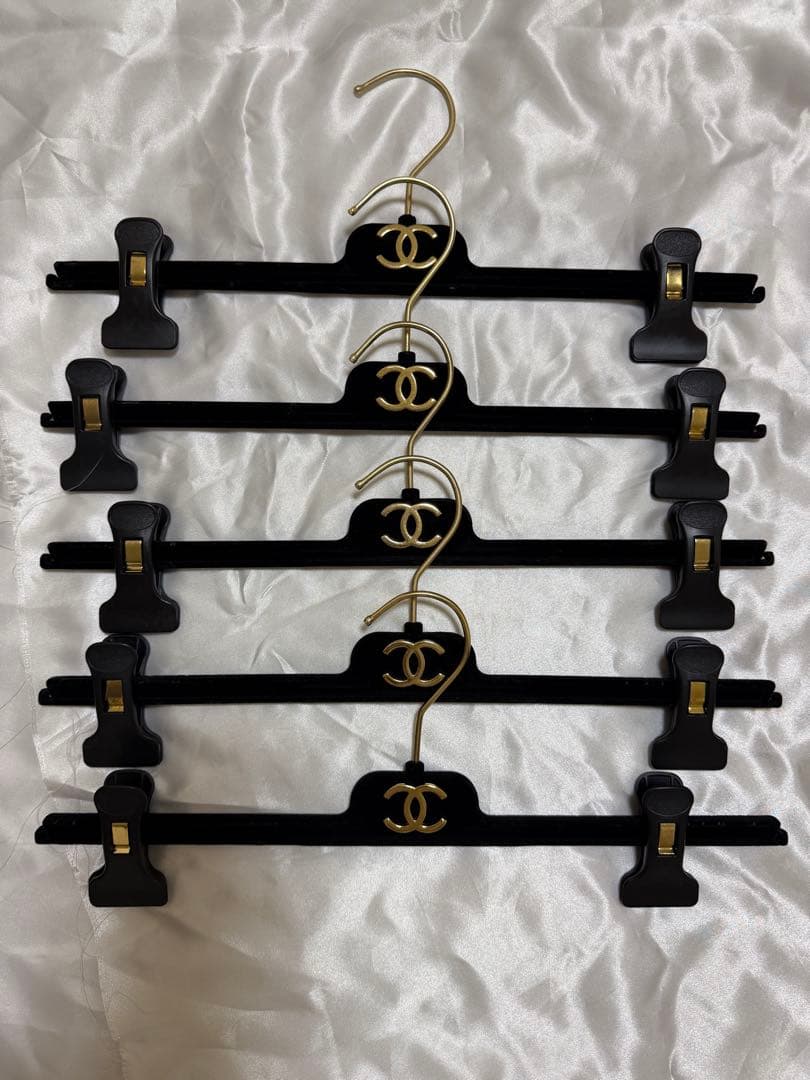 シャネルロゴ付き衣類ハンガー5本セット