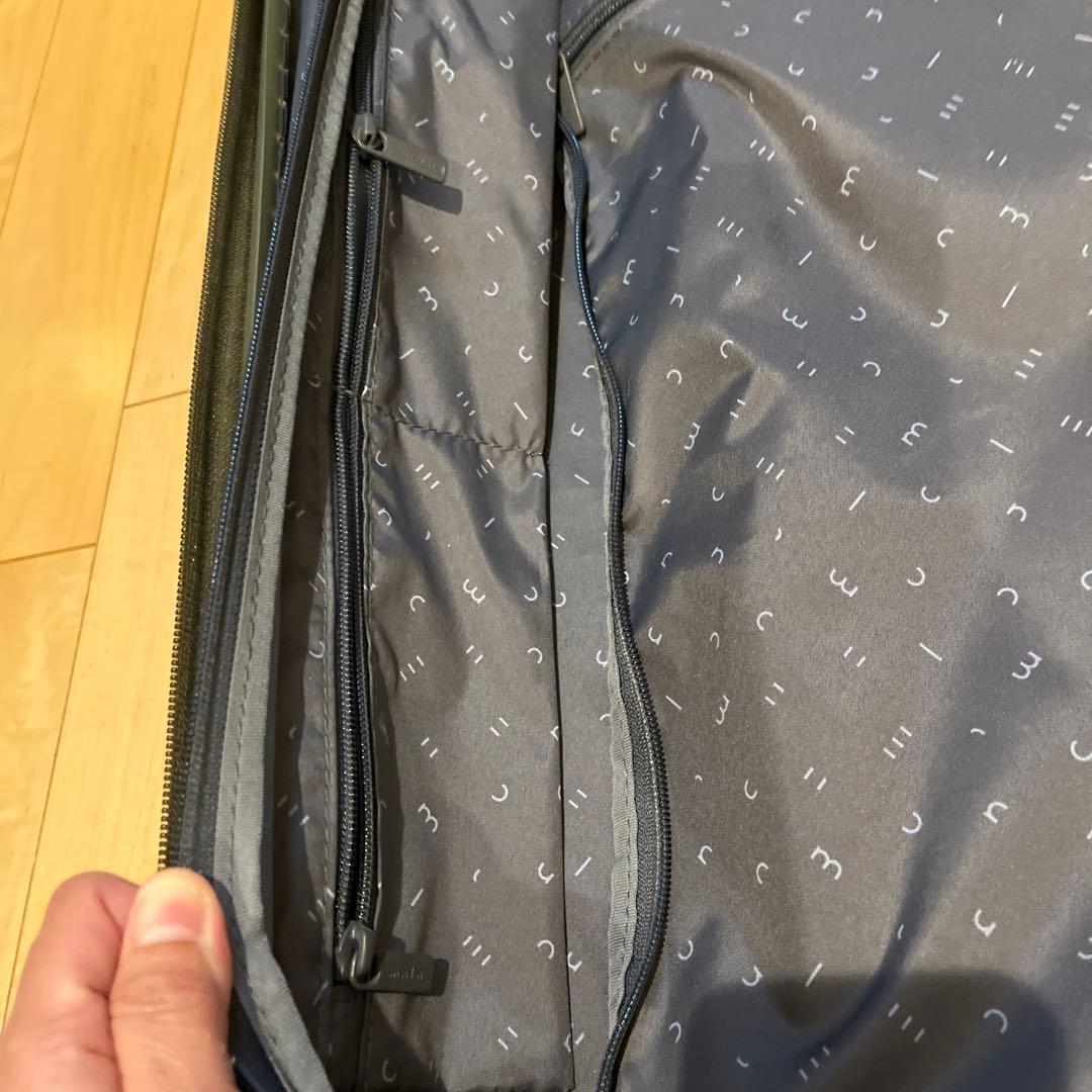 moln（モルン）　キャリーオンスーツケース・モス（緑）　同色タグ付き