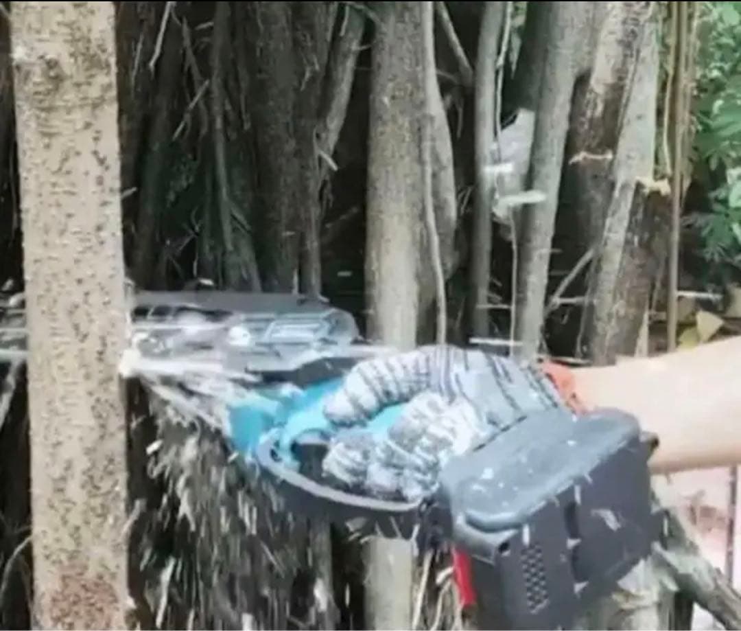 チェーンソー　コードレス　ケース付き