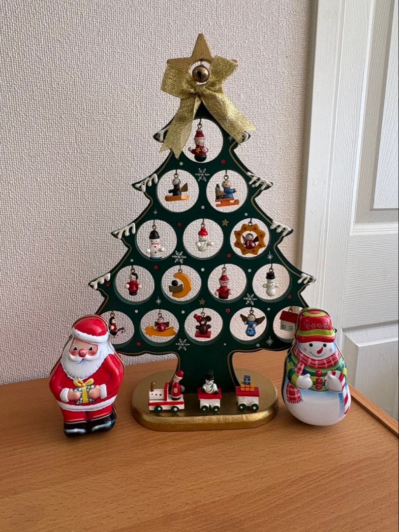 クリスマスツリー　木製　組み立て式　サンタさんとスノーマンのオーナメント付き