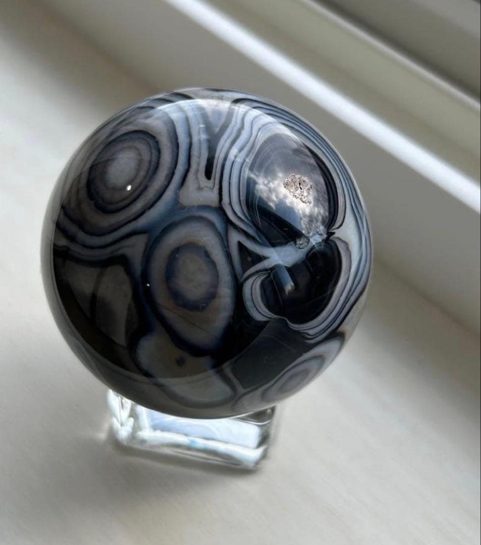 ウルグアイ産 ブラック瑪瑙（アゲート）スフィア 内なる世界を映す“異端美”