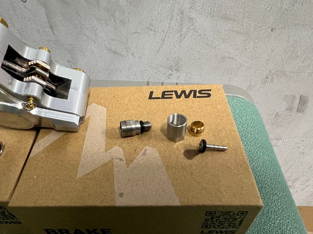 Lewis Road caliper BB2-Ti シルバー