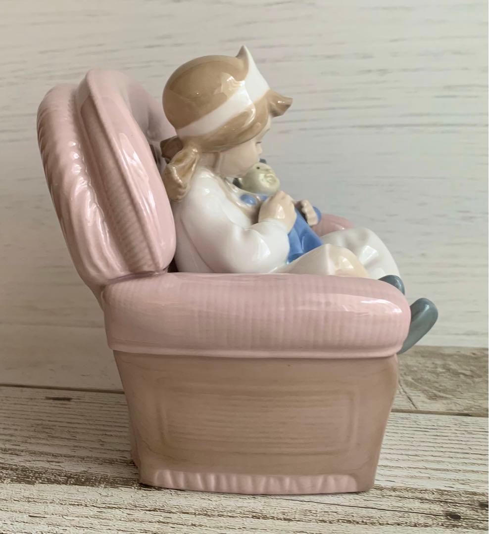 リヤドロNAO ナースごっこ 女の子 フィギュリン