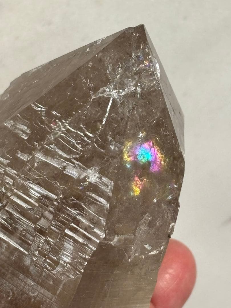パキスタン産ハシュピ鉱山　ライトスモーキークォーツ　340 g. 太陽みたいな虹