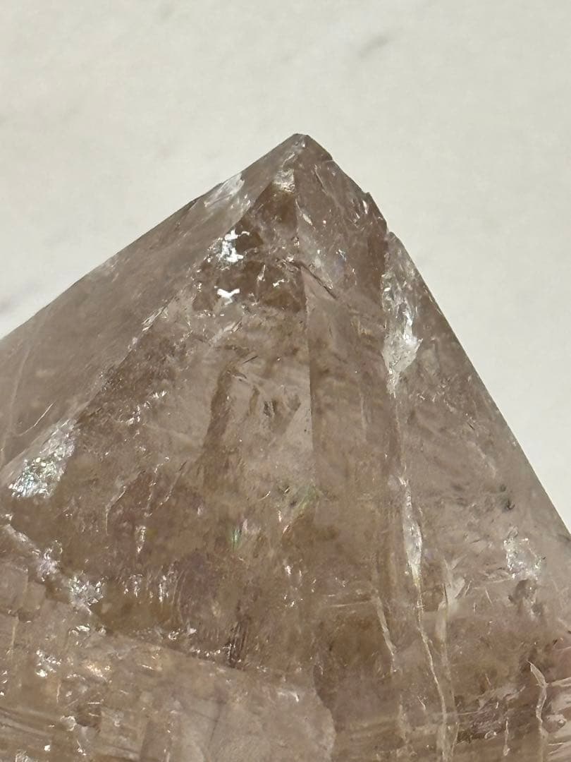 パキスタン産ハシュピ鉱山　ライトスモーキークォーツ　340 g. 太陽みたいな虹